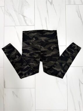 Athleta Ultimate Camo 7/8 Tight Black Gray Leggings